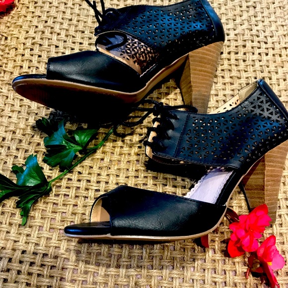 K&M Shoes - ✨3/$20  K&M Leather Lace-Up High Ankle Chunky Heels